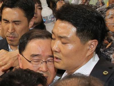 Perdana Menteri Korea Selatan Ditimpuki Keluarga Korban Feri Tenggelam